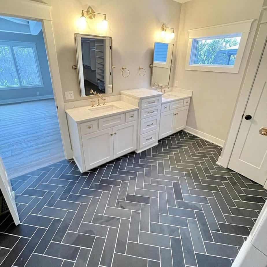 Sherwin Williams惬意的灰色浴室，配有灰色瓷砖地板