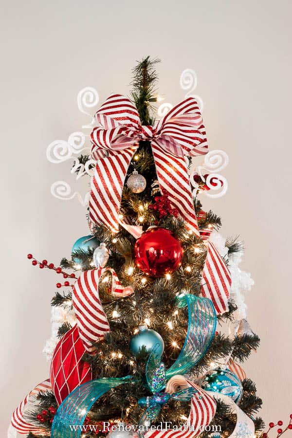 简单的圣诞树顶饰红白丝带