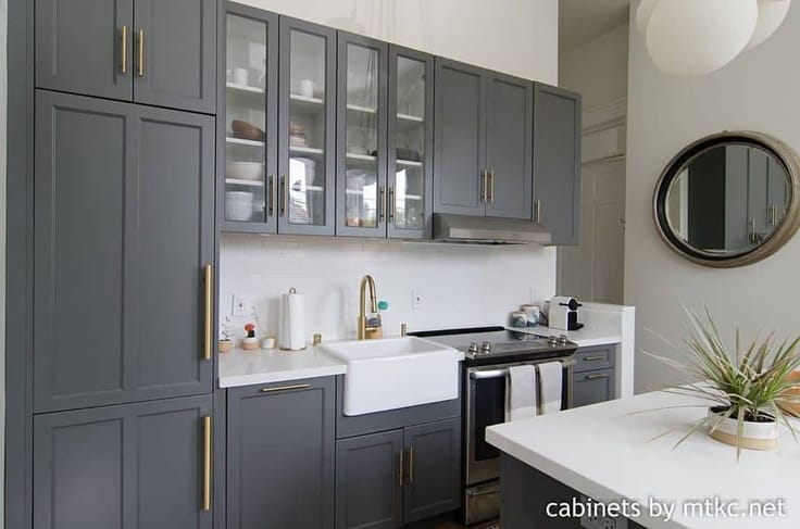 深灰色的厨房，白色的后挡板和柜台